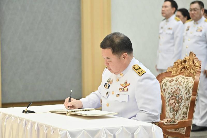 "วราวุธ" นำคณะผ�