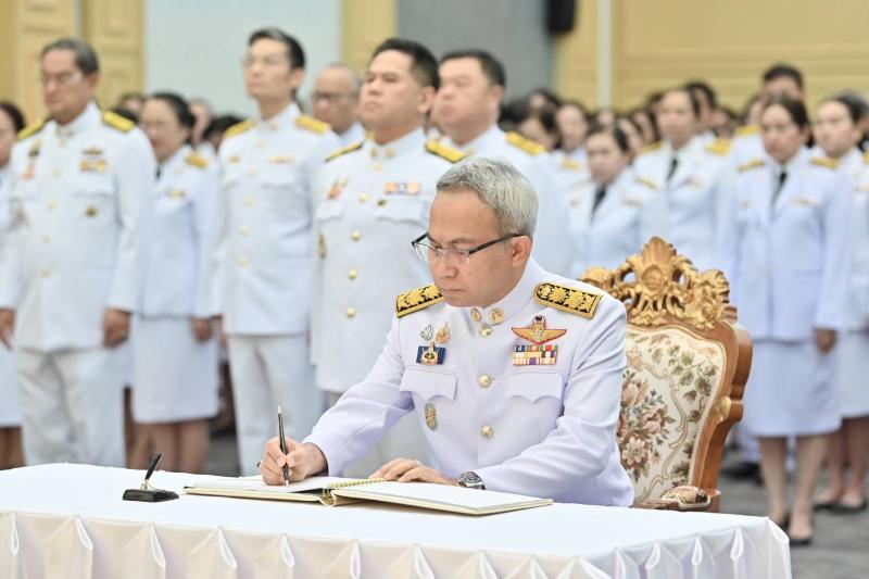 "วราวุธ" นำคณะผ�