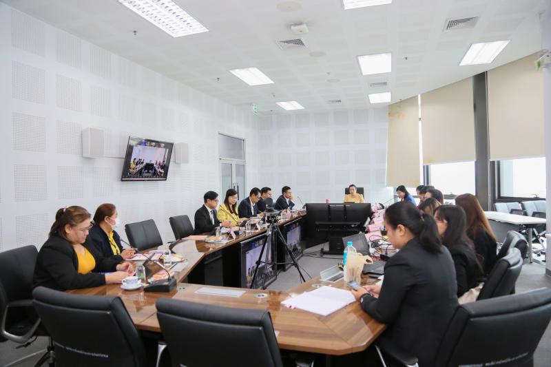 นางจตุพร โรจนพานิ�