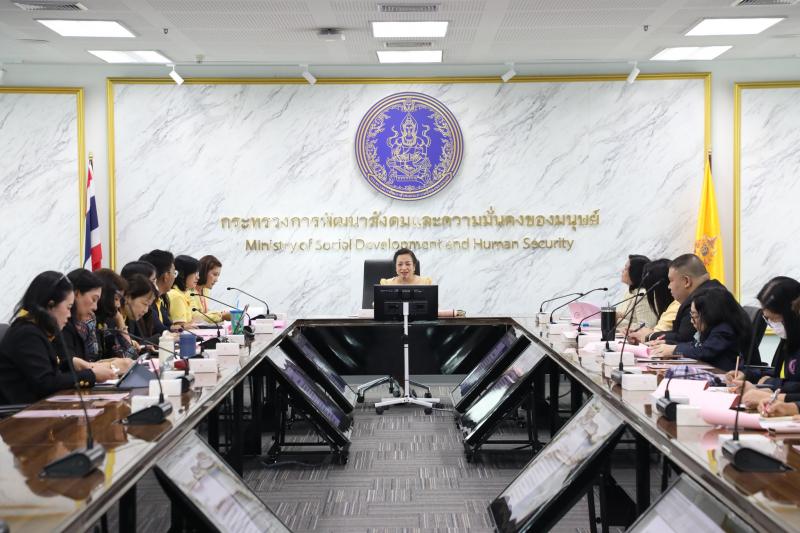 นางจตุพร โรจนพานิ�