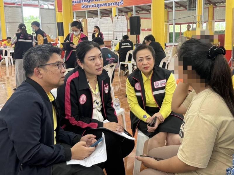 นางจตุพร โรจนพานิ�