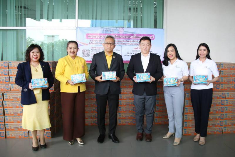 ปลัด พม. รับมอบนมก�