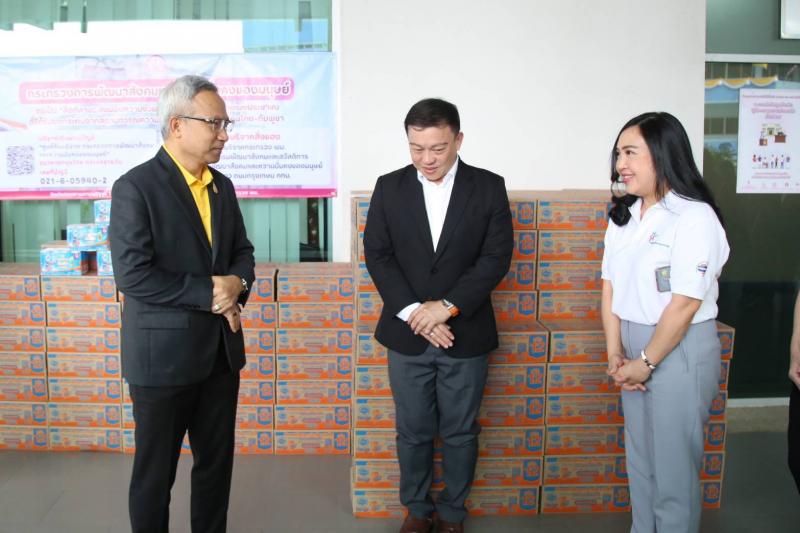 ปลัด พม. รับมอบนมก�