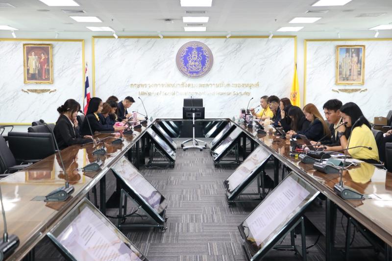นางจตุพร โรจนพานิ�
