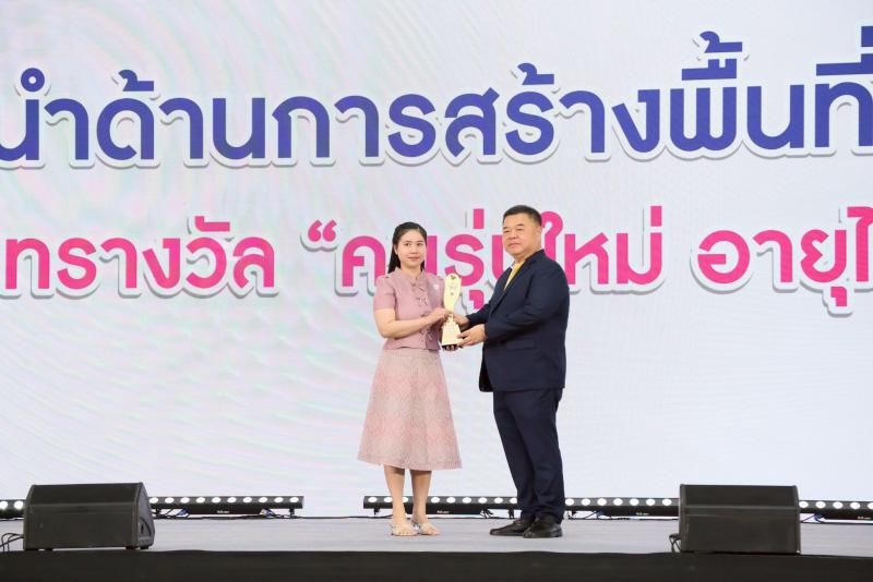 นายธเนศพล ธนบุณยว�