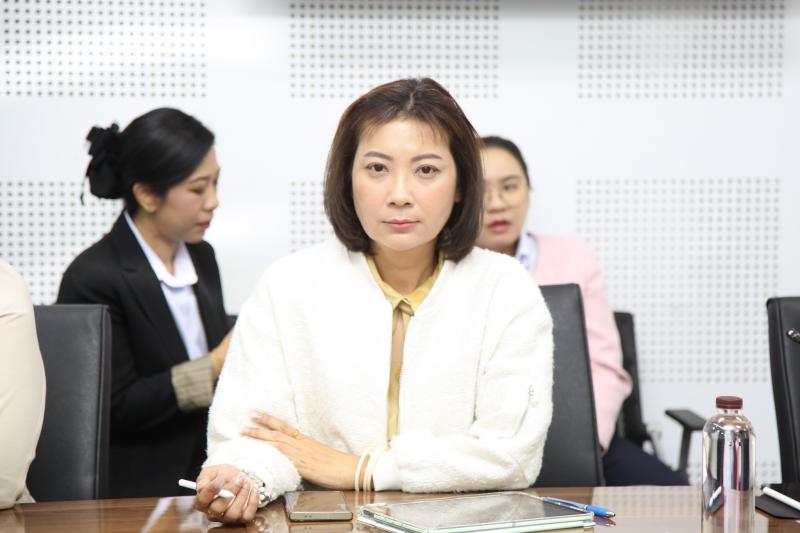 นางจตุพร โรจนพานิ�