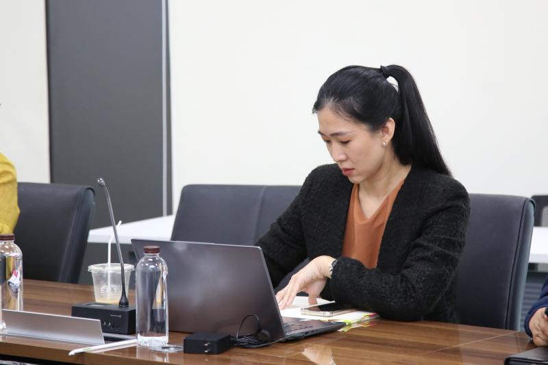นางจตุพร โรจนพานิ�