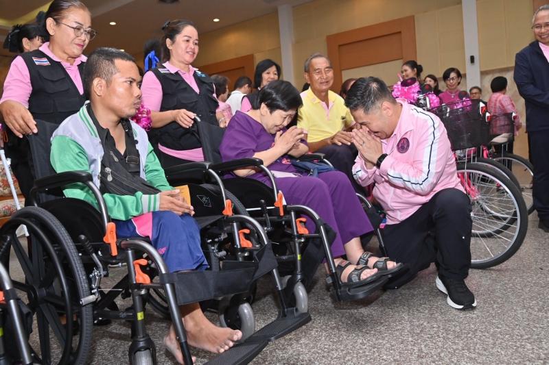 นายวราวุธ ศิลปอาช�