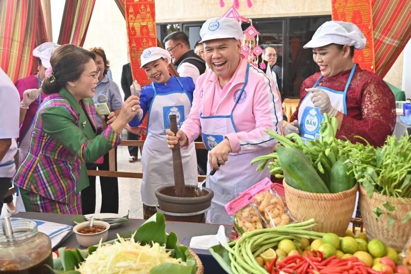นายวราวุธ ศิลปอาช�