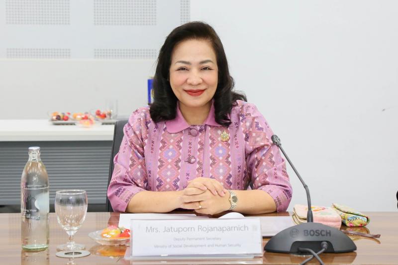 นางจตุพร โรจนพานิ�