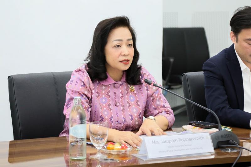 นางจตุพร โรจนพานิ�