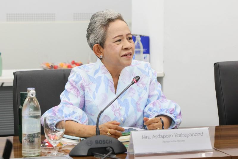 นางจตุพร โรจนพานิ�