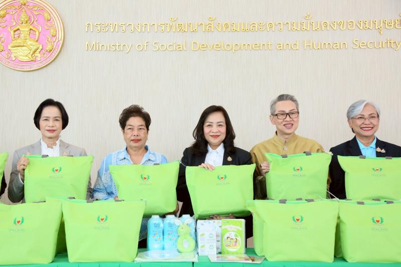 นางจตุพร โรจนพานิ�