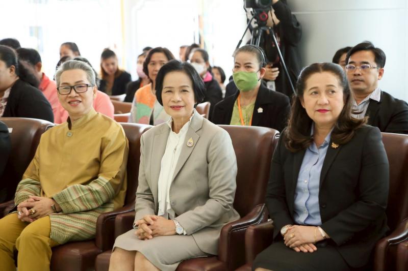 นางจตุพร โรจนพานิ�