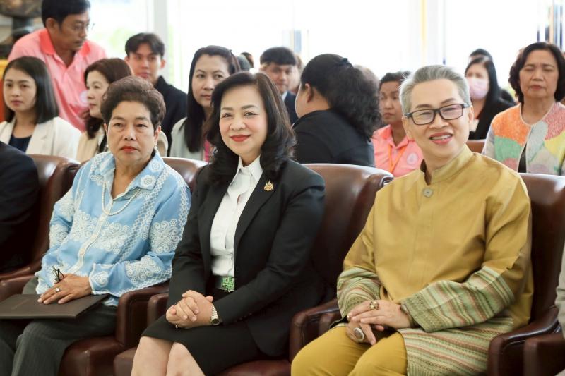 นางจตุพร โรจนพานิ�