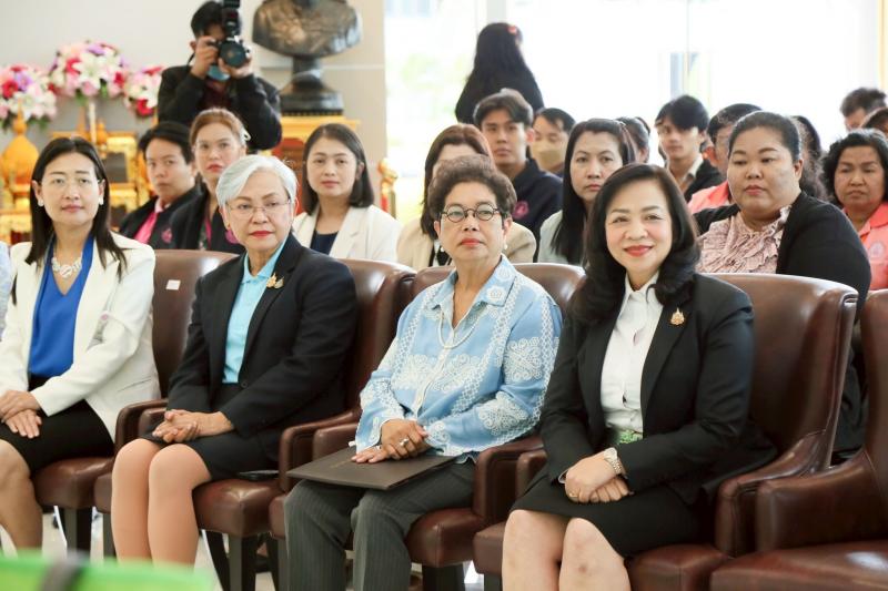 นางจตุพร โรจนพานิ�