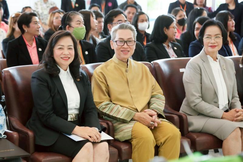 นางจตุพร โรจนพานิ�