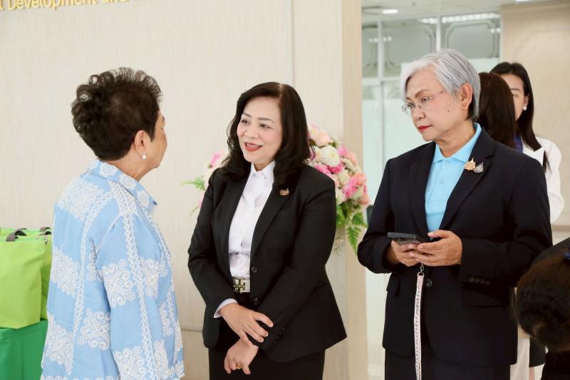 นางจตุพร โรจนพานิ�