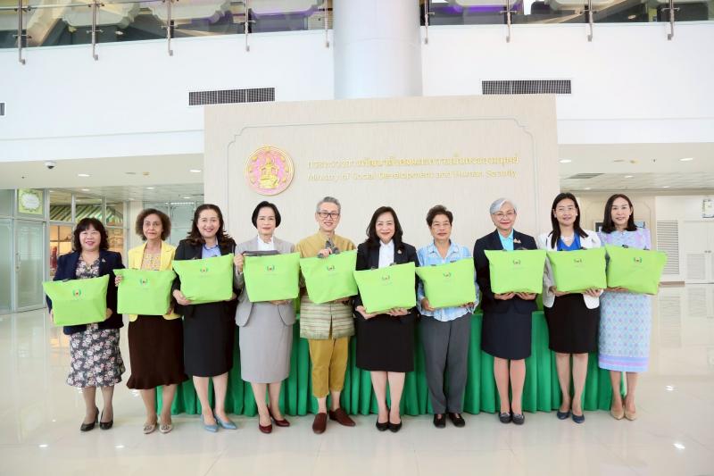 นางจตุพร โรจนพานิ�