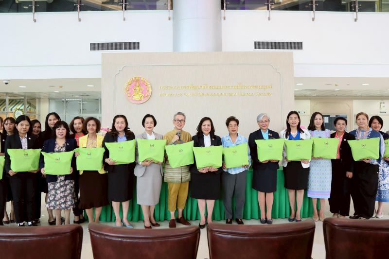 นางจตุพร โรจนพานิ�