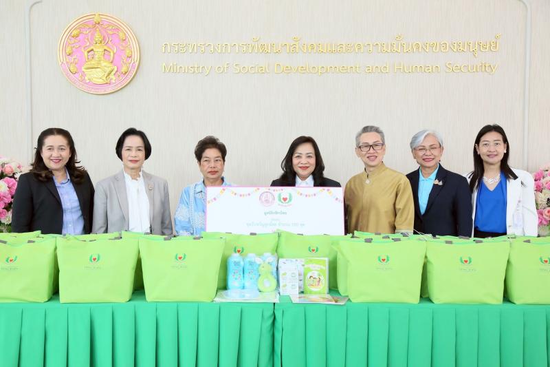 นางจตุพร โรจนพานิ�