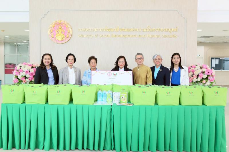 นางจตุพร โรจนพานิ�