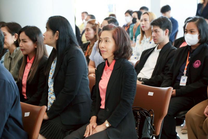 นางจตุพร โรจนพานิ�