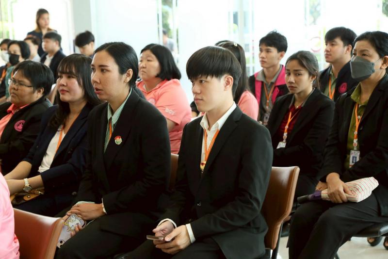 นางจตุพร โรจนพานิ�