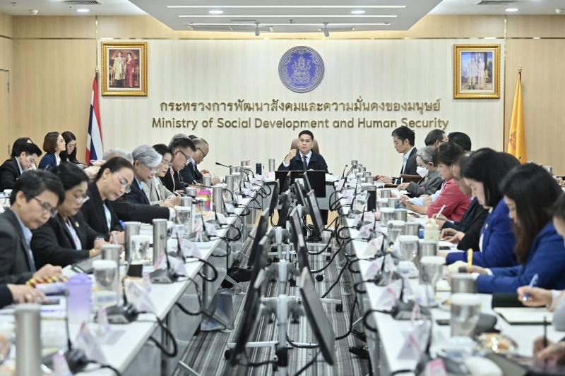 นายวราวุธ ศิลปอาช�