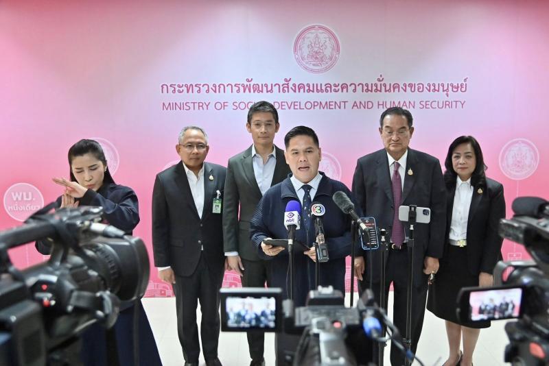 นายวราวุธ ศิลปอาช�