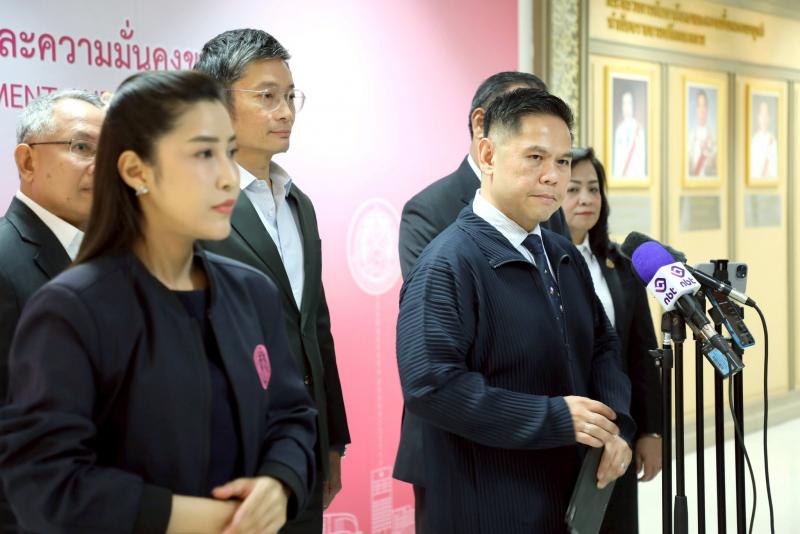 นายวราวุธ ศิลปอาช�