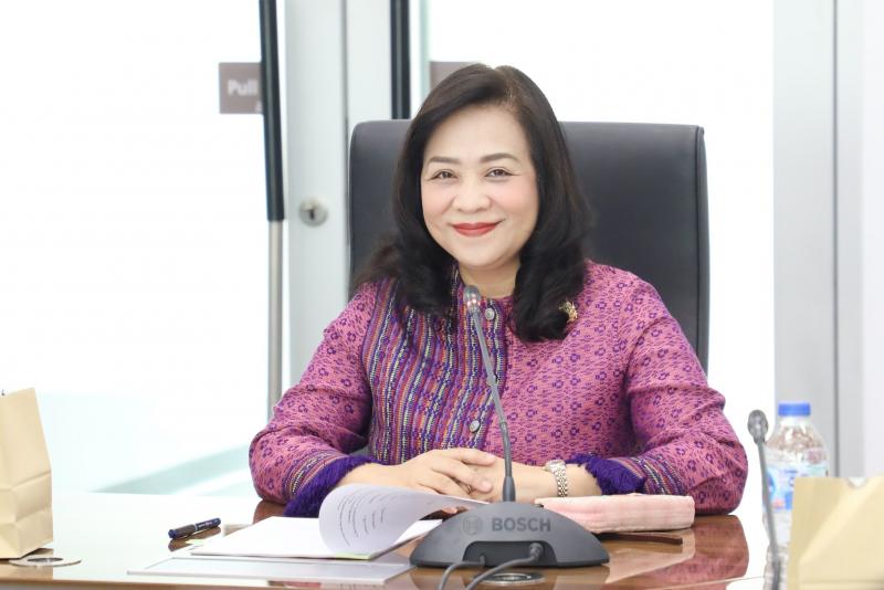 นางจตุพร โรจนพานิ�
