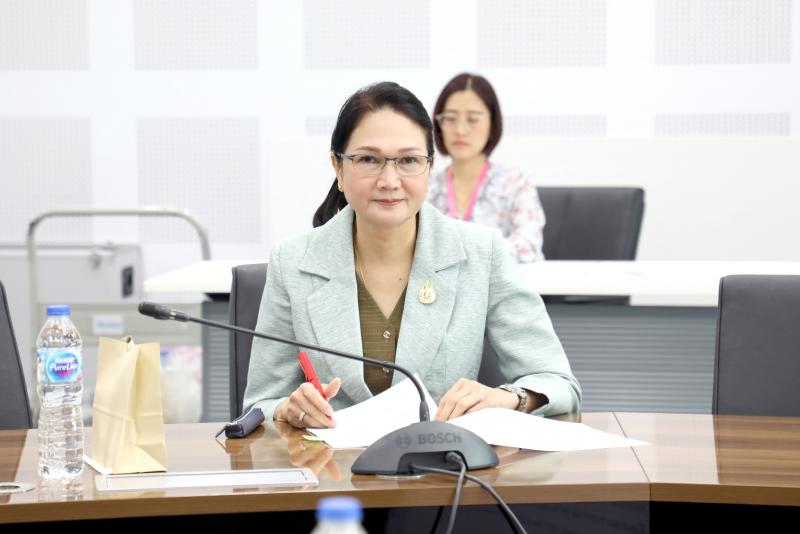 นางจตุพร โรจนพานิ�
