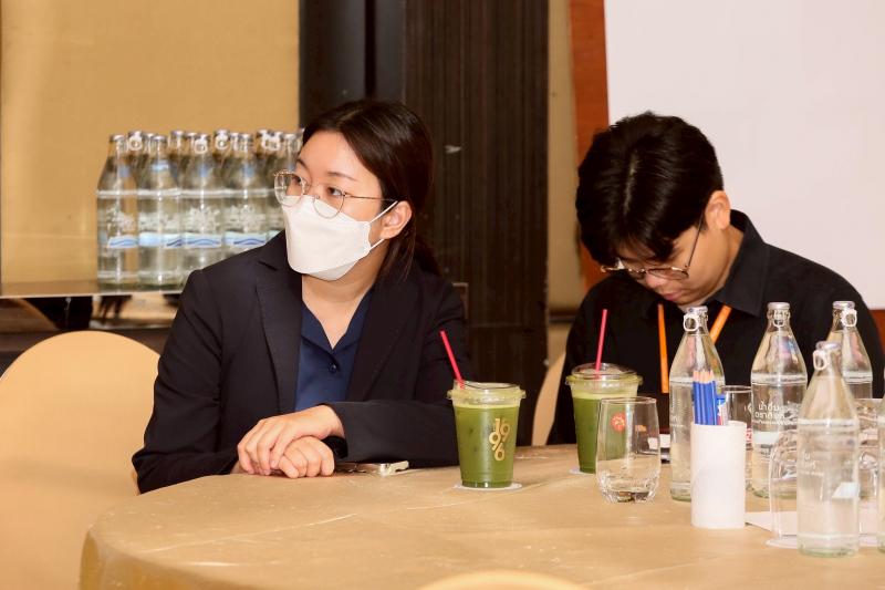 นางจตุพร โรจนพานิ�