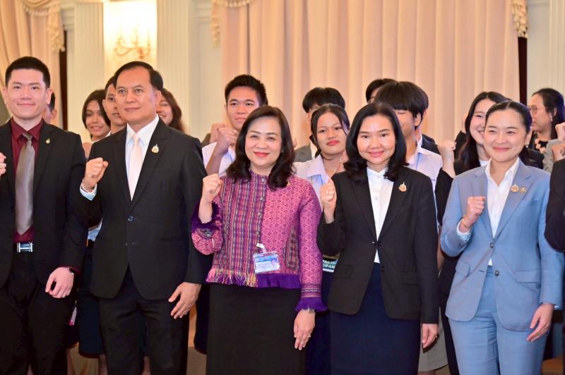 นางจตุพร โรจนพานิ�
