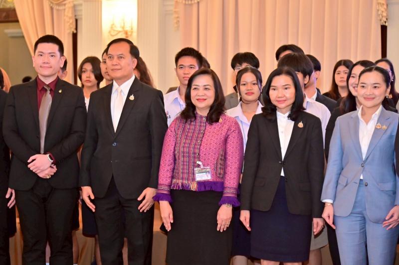 นางจตุพร โรจนพานิ�