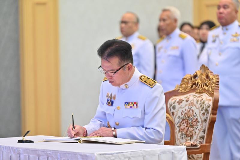 นายวราวุธ ศิลปอาช�