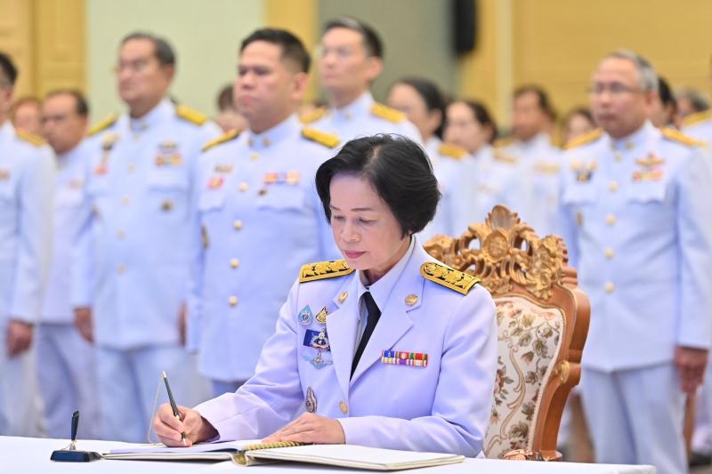 นายวราวุธ ศิลปอาช�