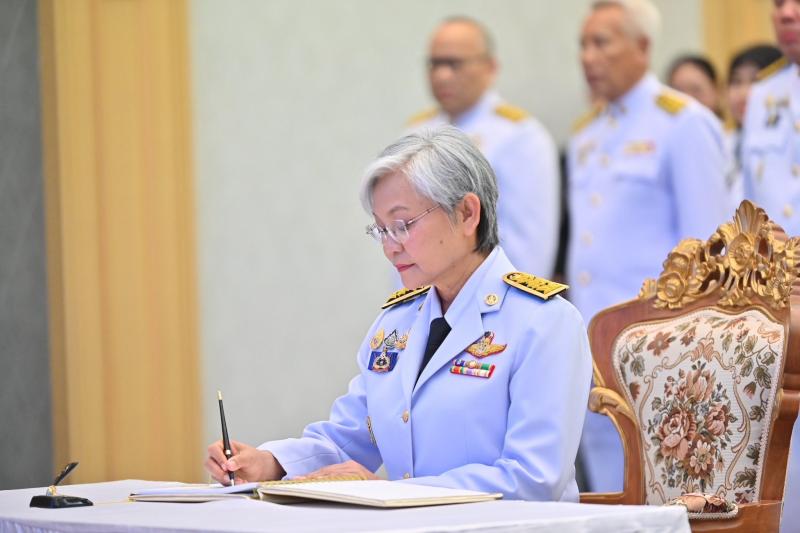 นายวราวุธ ศิลปอาช�