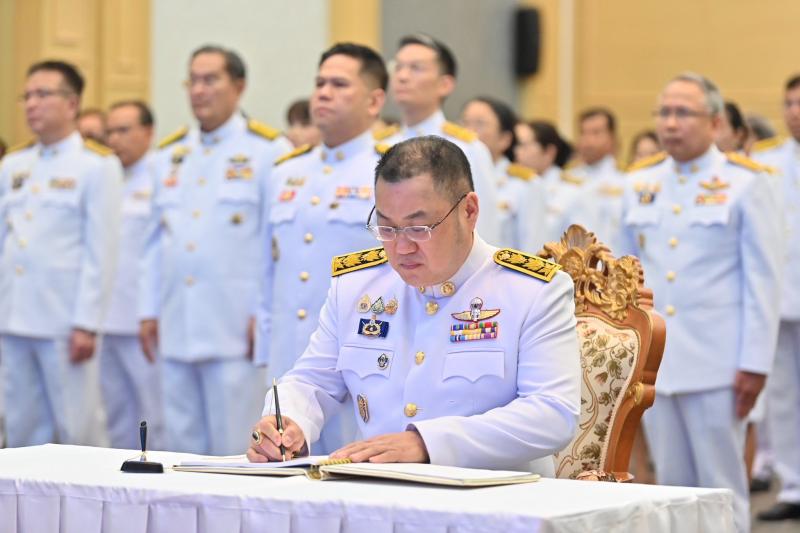 นายวราวุธ ศิลปอาช�