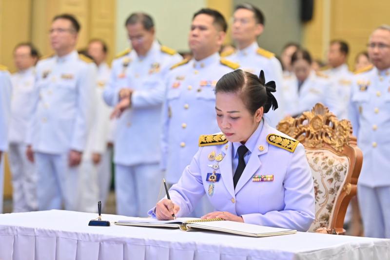 นายวราวุธ ศิลปอาช�