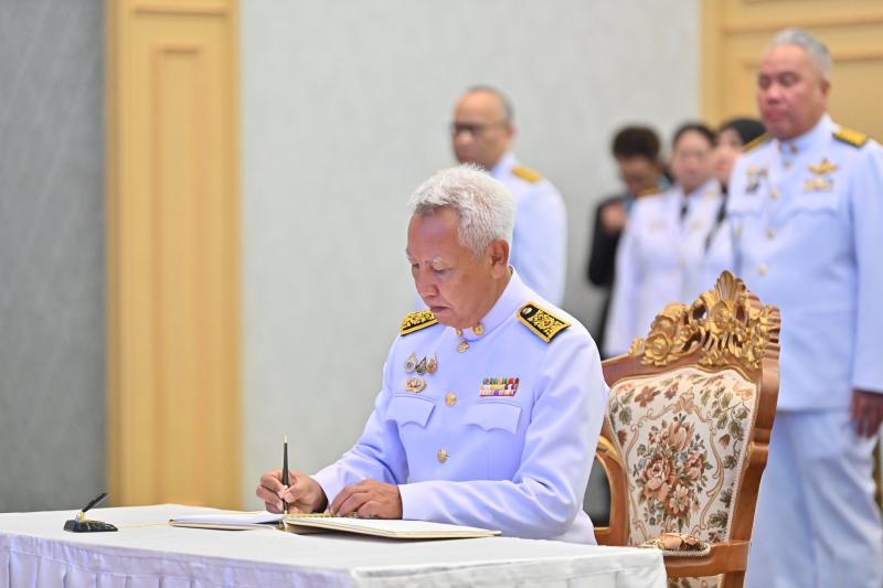 นายวราวุธ ศิลปอาช�