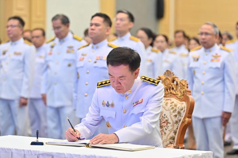 นายวราวุธ ศิลปอาช�