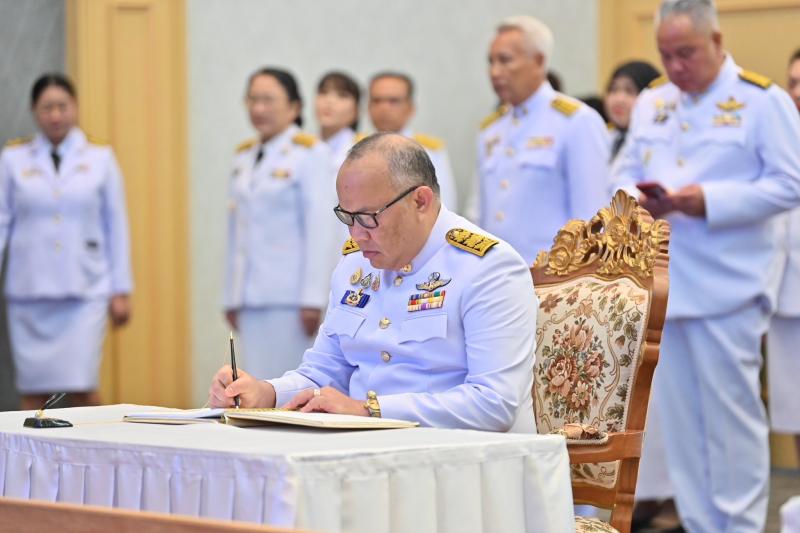 นายวราวุธ ศิลปอาช�