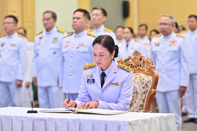 นายวราวุธ ศิลปอาช�
