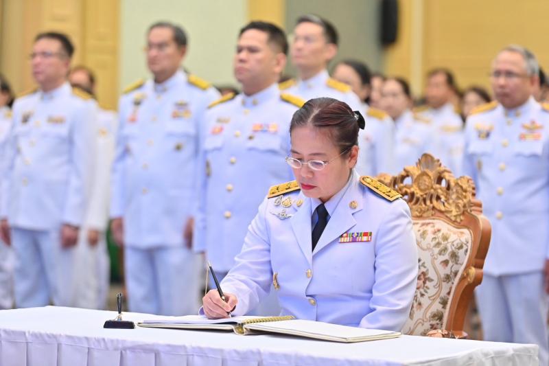 นายวราวุธ ศิลปอาช�