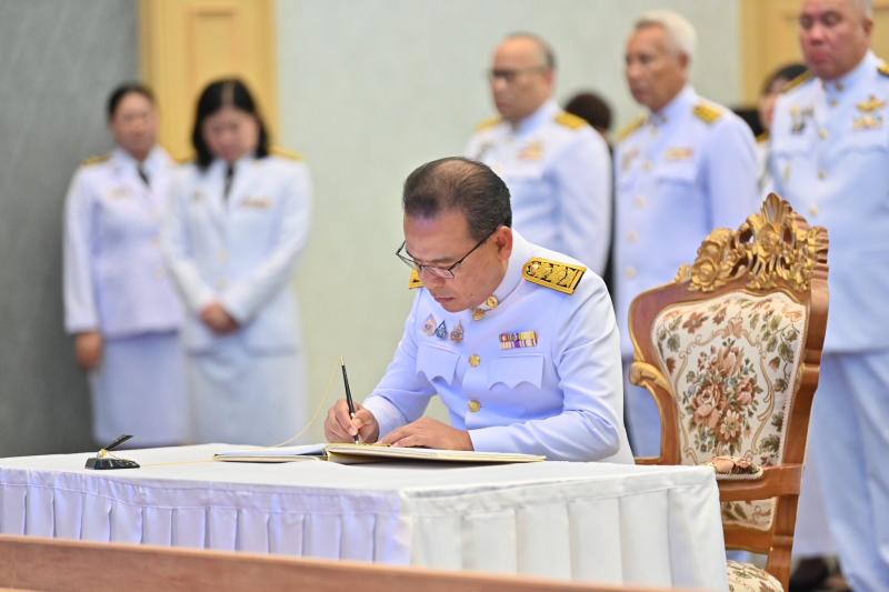 นายวราวุธ ศิลปอาช�