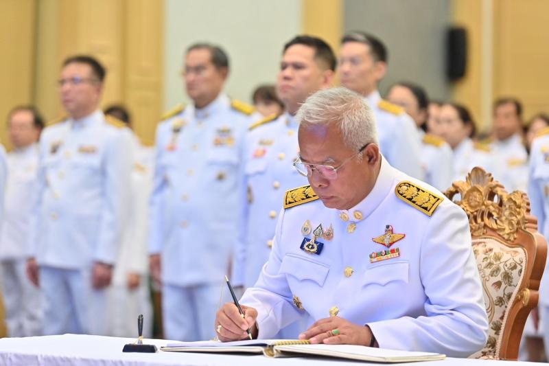 นายวราวุธ ศิลปอาช�