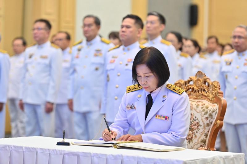 นายวราวุธ ศิลปอาช�