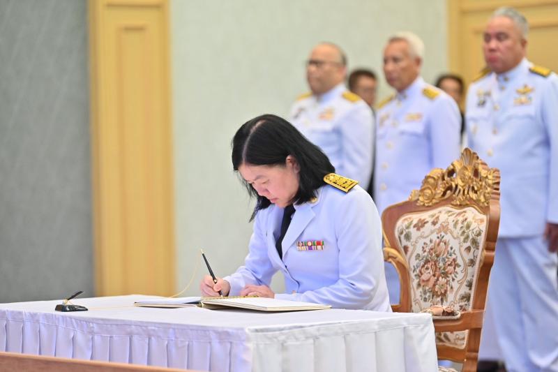 นายวราวุธ ศิลปอาช�
